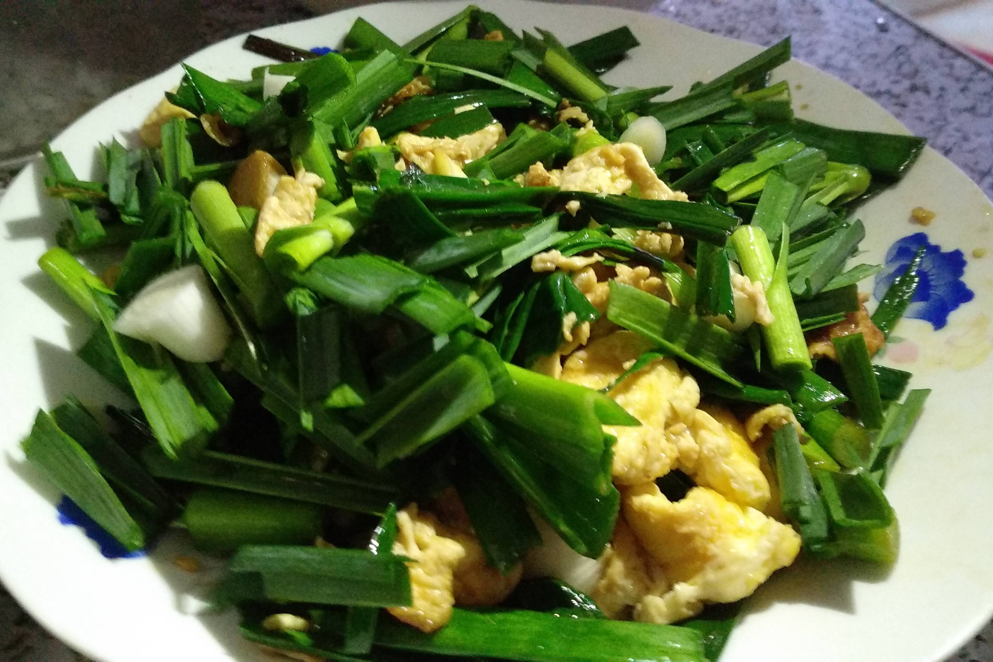 青蒜苗炒蛋鲜美可口黄瓜条蘸酱清新美味非常好吃