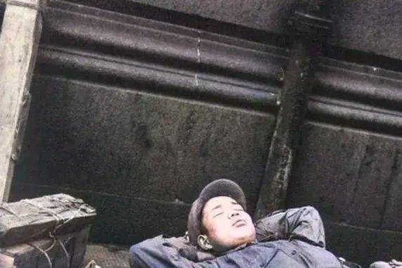 “一名”老照片：几名烈士临刑前最后的合影，慵懒的国军士兵躺在街边睡觉