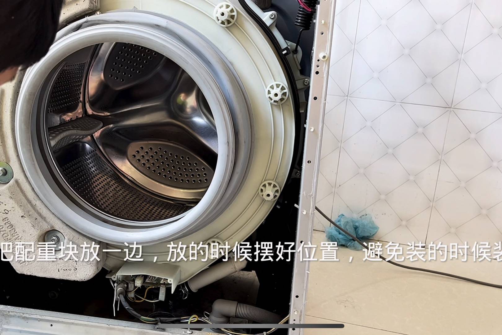 小天鹅滚筒洗衣机安装过程