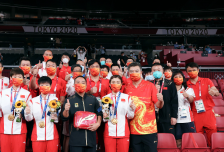 国乒大合影少1人，20冠刘诗雯默默退场！刘国梁找她庆祝她已低头
