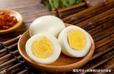 煮鸡蛋，不要只会用清水，多做1步，鸡蛋香嫩可口，蛋壳一碰就掉