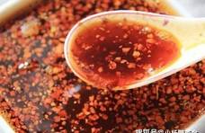 炸辣椒油时，直接浇油是不对的，多加1个小动作，辣椒不糊更香了