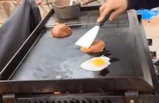 纽约的“巨无霸汉堡”两层烤肉加煎鸭蛋，这口感无法用言语来形容
