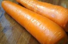 红萝卜生吃还是熟吃好？很多人都有误区，这样做营养吸收快！