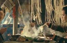 古人也喜欢吃火锅，乾隆一个月吃60多次，那时候火锅的蘸料很丰富