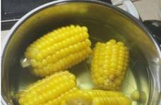 煮玉米不要直接下锅煮，水里多加一点“它”，玉米香甜又入味
