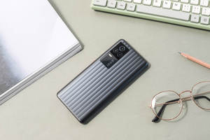 又一款联名手机真我race将发布或与赛车品牌联动