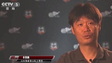 足坛哲学家，李霄鹏央视采访中谈教练压力运用奇妙比喻