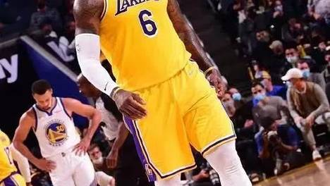 詹姆斯为火箭小将撑腰！发推怒怼广播员：NBA再无你立足之地！