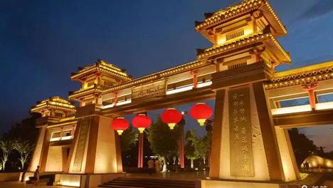 依托"汉家宫阙"建没的景区雕塑,文化广场和汉