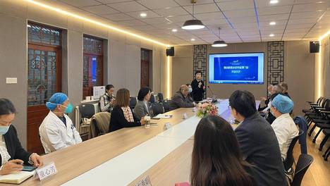 普华医院副院长张敬共同为开诊剪彩,来自阜外医院樊朝美,楚建民教授