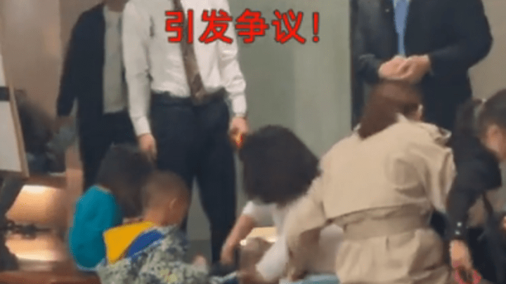 母亲可以带小男孩去女浴室吗？