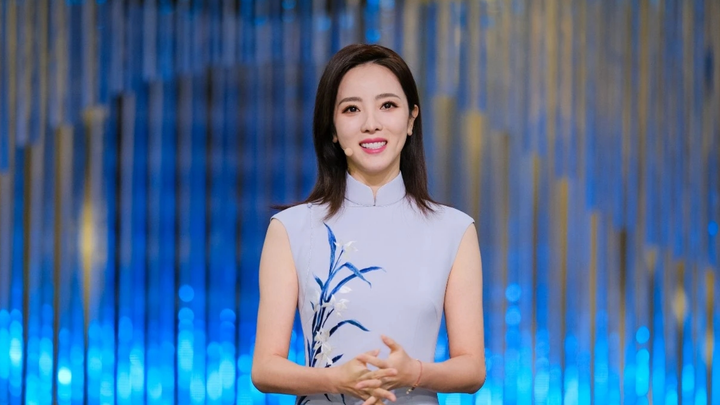 如今36岁的央视主持人李思思嫁初恋，你觉得幸福吗？
