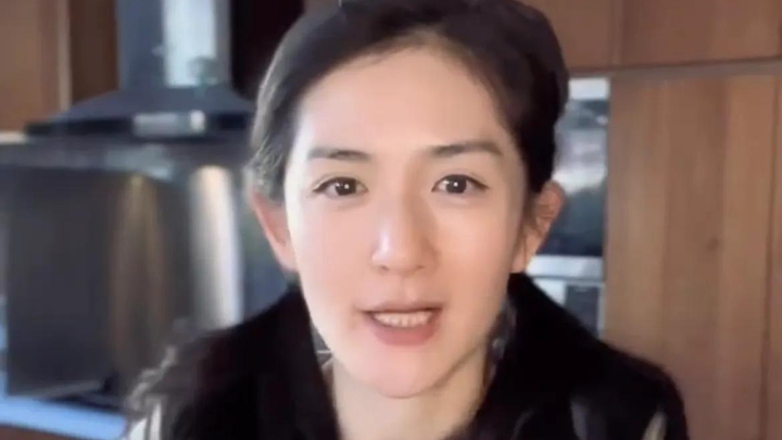 1岁小咘芽给妈妈吃饼干，你觉得可爱吗？