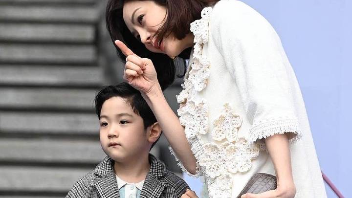 蔡琳离婚后带儿子公开现身，你觉得她长得像父亲高梓淇吗？