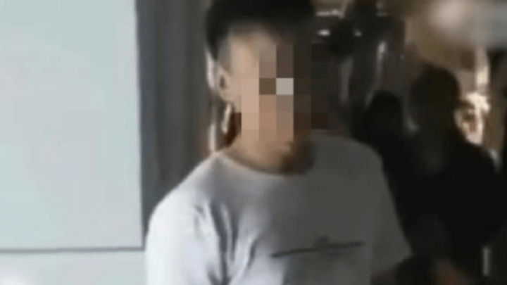 高校男子进入女生宿舍，这样的行为应该被严惩吗？