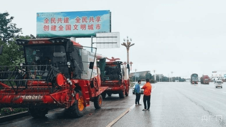 上百台收割机无法下高速，“跨区作业证”有必要吗？