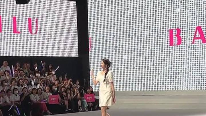 穿露肩长裙小秀香肩，气质满分，你喜欢关晓彤吗？