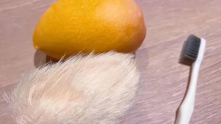 年轻人给芒果核梳毛被指不务正业，这种精神寄托合适吗？