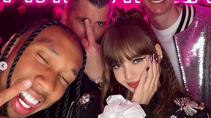 疯马秀邀请Lisa为吸引年轻女客户，你觉得这是自由女性的象征吗？