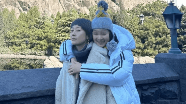 马伊琍带女儿出游，15岁的爱马正脸曝光，你觉得漂亮吗？