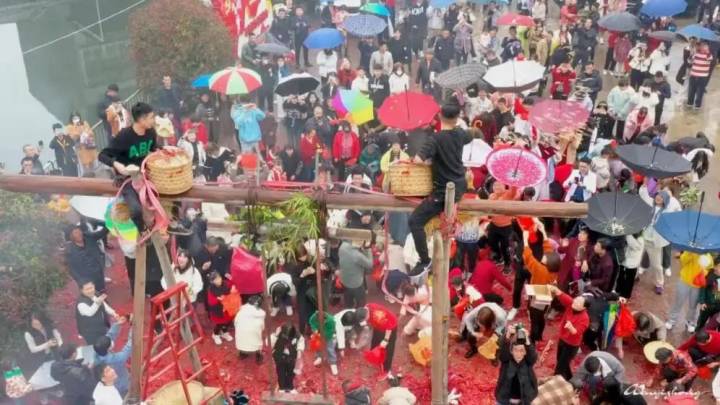 潮汕春节民众撑伞接雨沾福气，你怎么看？