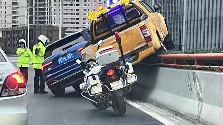 上海高架两车斗气，你认为谁的责任更大？