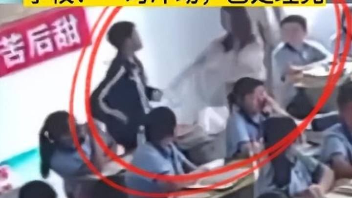 江西一男生遭女老师当堂扇耳光后还手，该老师是一时冲动吗？