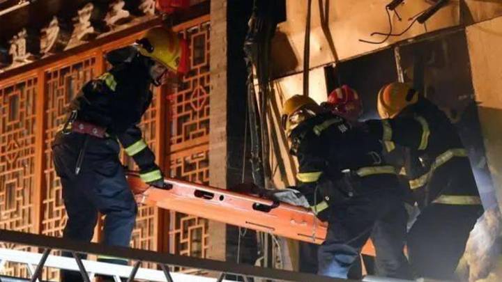 银川烧烤店燃气爆炸事故造成多人遇难，你认为谁的责任更大？