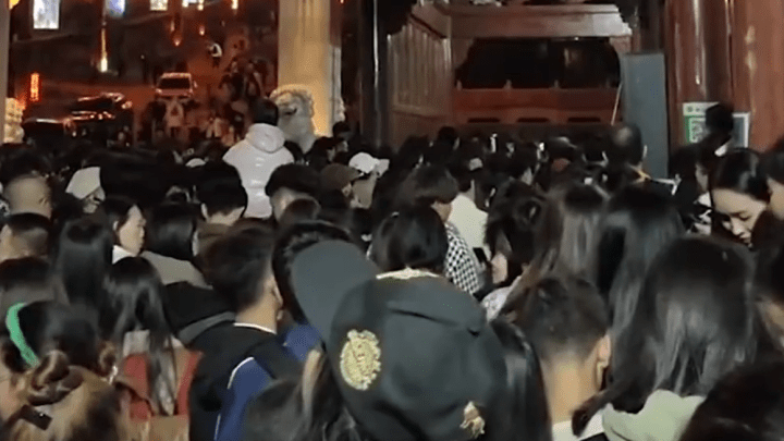 游客9块9夜爬古武当山被挤爆，应该紧急喊停吗？
