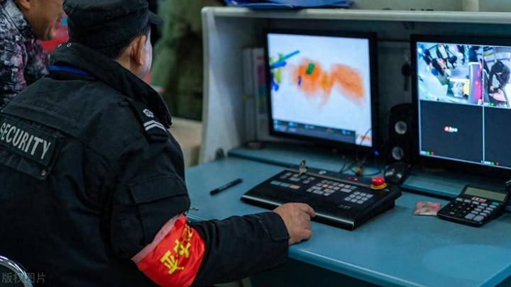 过安检被要求试喝一口，乘客向广州地铁索赔4.8万元，你觉得合理吗？