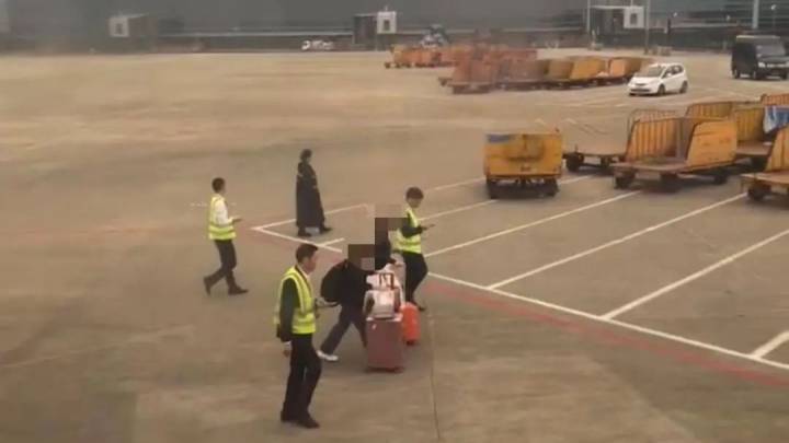 旅客飞行途中突发身体不适，航班应该紧急备降吗？