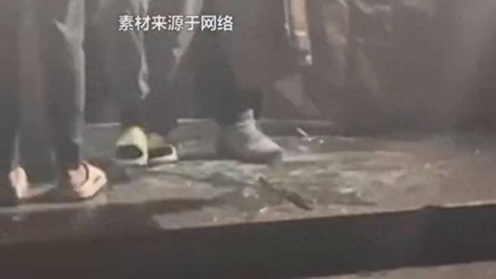 西安一高校宿舍门打不开，地震时学生砸门避险，学校有责任吗？