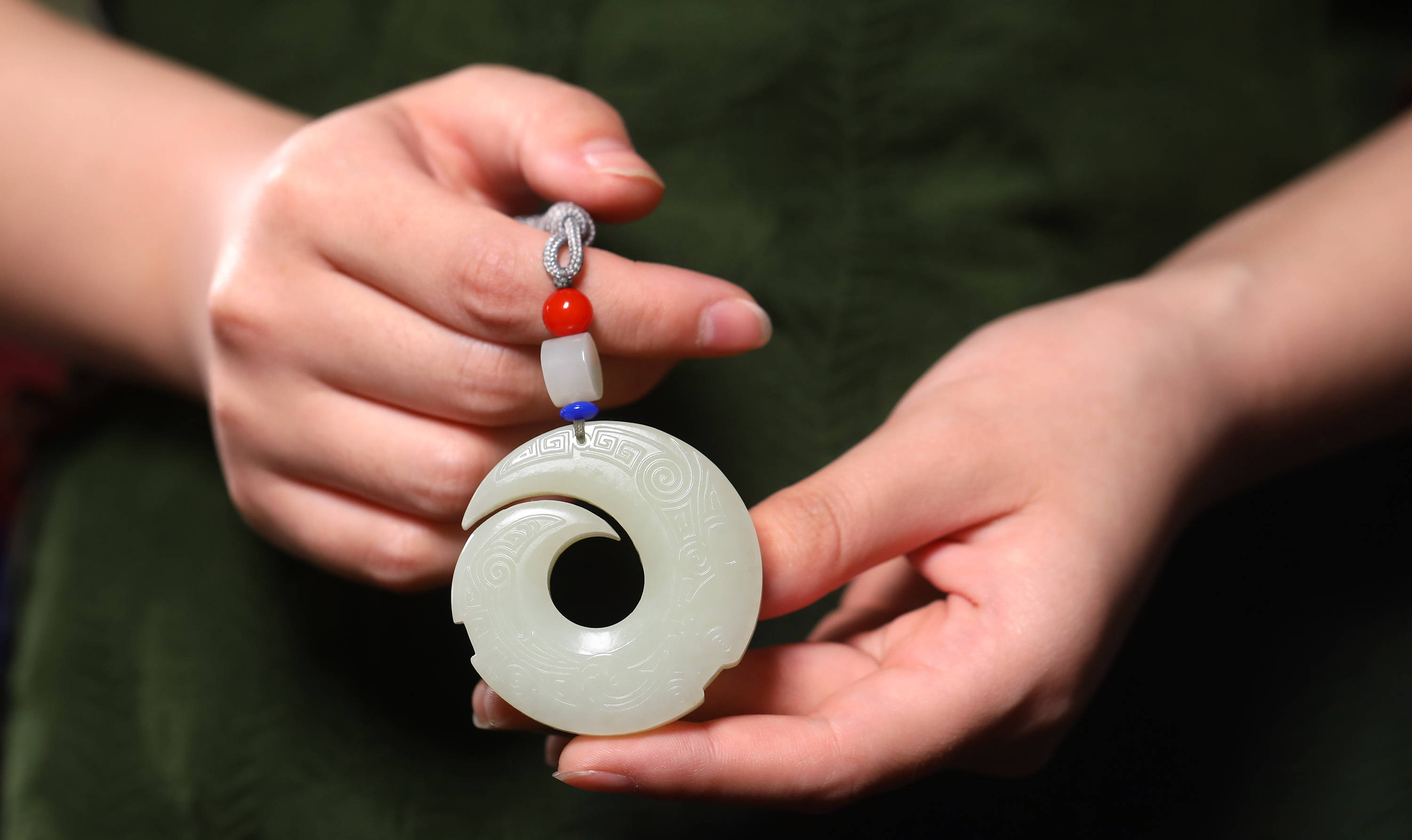 而在五千年的中华文明史上,唯有玉才能担当传家之宝的重任,唯有玉是最