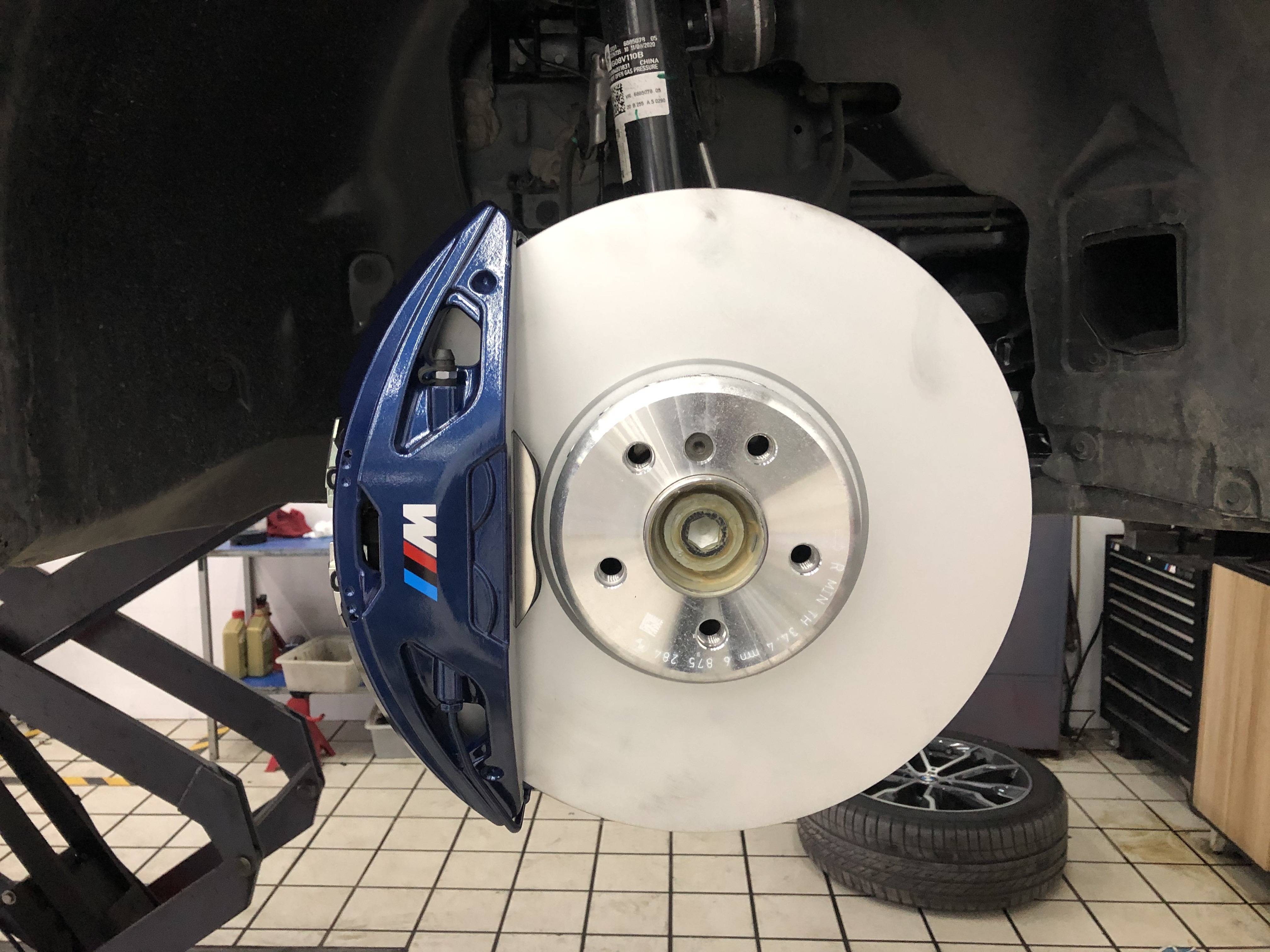 尺寸上已经赶上了老3系mp刹车,卡钳由布雷博代工生产x3升级20寸轮毂