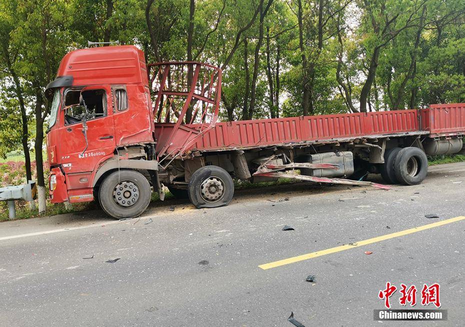 无锡宜兴公交车与重型货车相撞已致5死10伤
