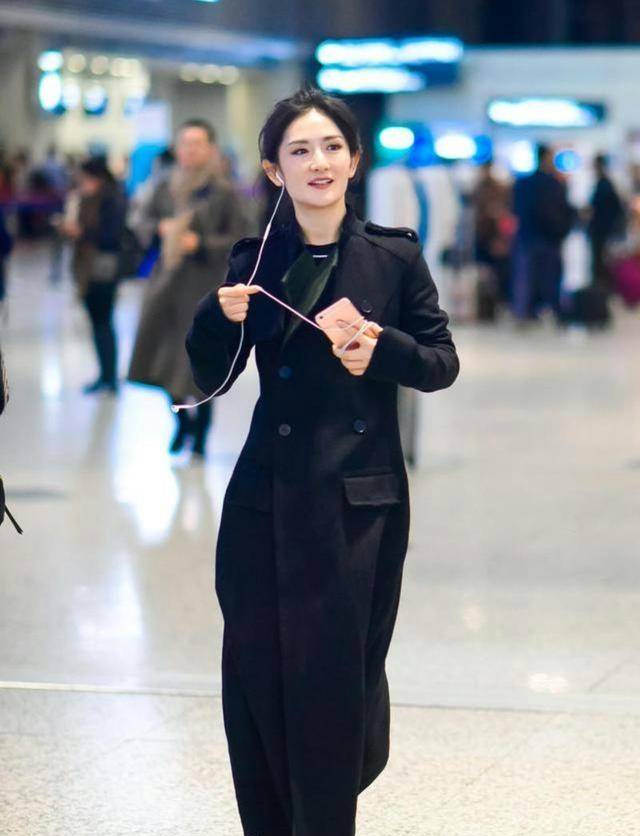 谢娜放飞自我了画烟熏妆走机场穿许文强风衣变女大佬