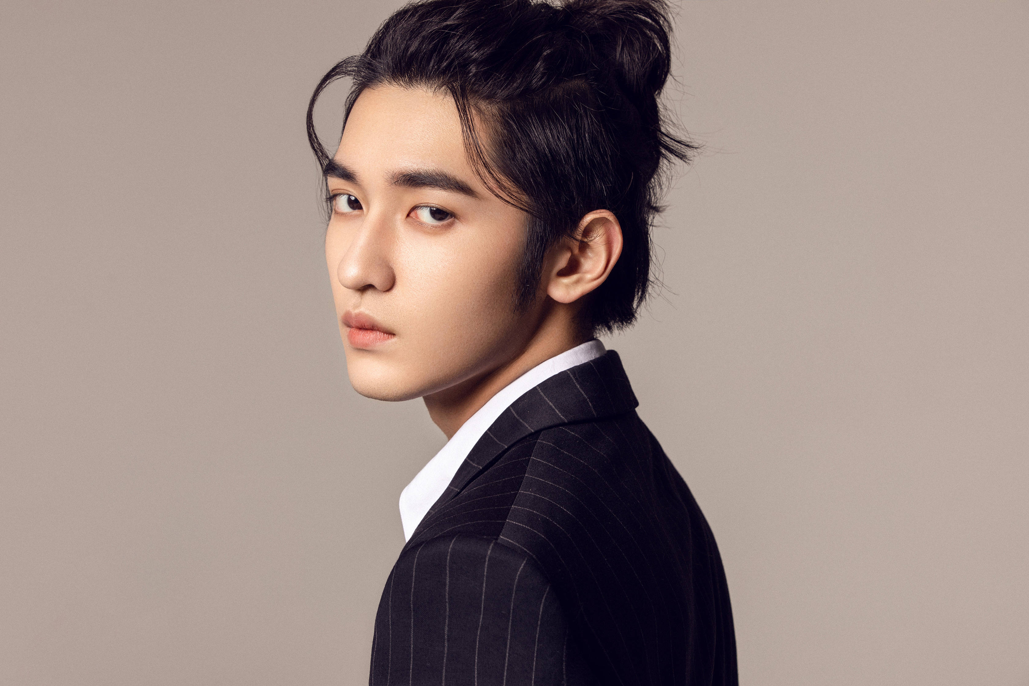 无论是剧中憨厚单纯的少年,还是现实中个性知足的演员,99年出生的吴