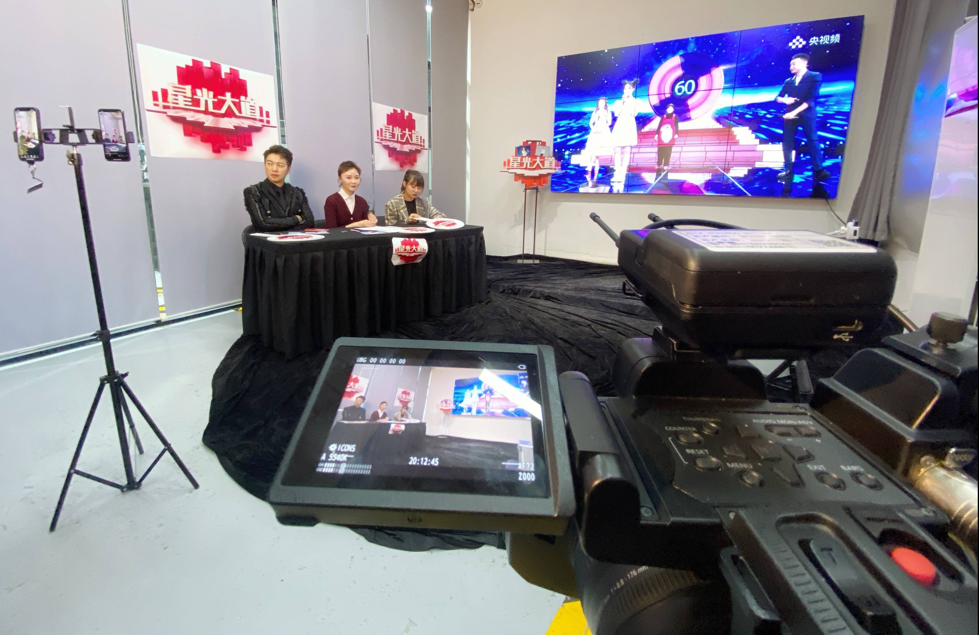 电影导演王鸣飞迎直播首秀 闪耀《星光大道》