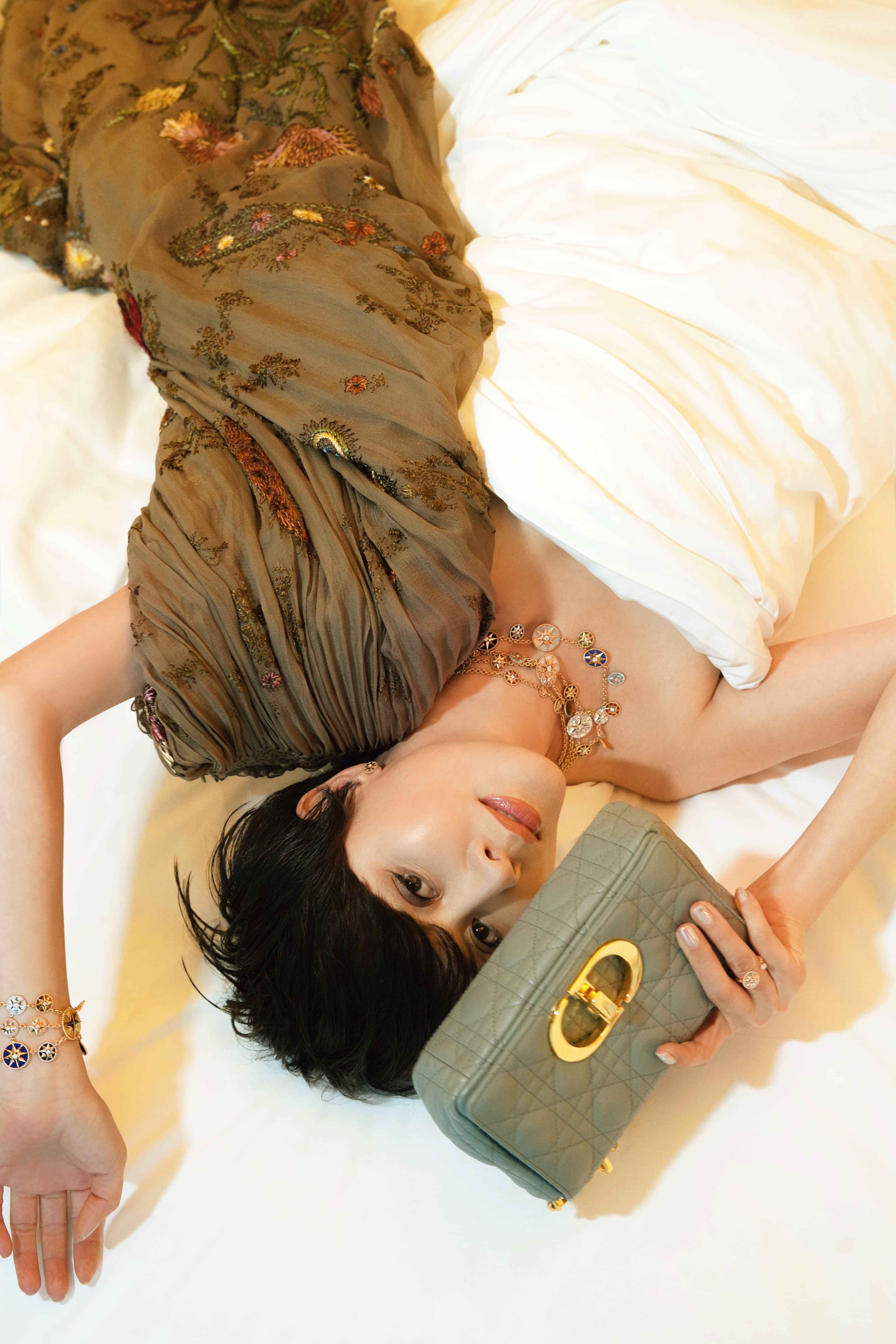 原创55岁的刘嘉玲深v仙女裙亮相,与女神景甜一起探讨私密爱情观