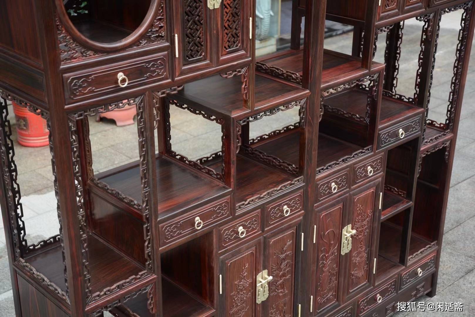 中式空间,古玩珍赏,大红酸枝,梅兰竹菊博古架