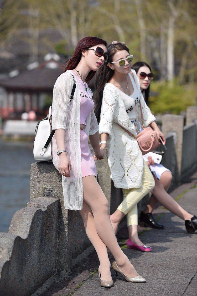 高跟鞋搭配出街,让女生显得挺拔又有魅力