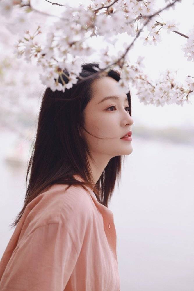 李沁跟工作人员开车来到玉渊潭公园门口,下车后的李沁也像大部分女孩
