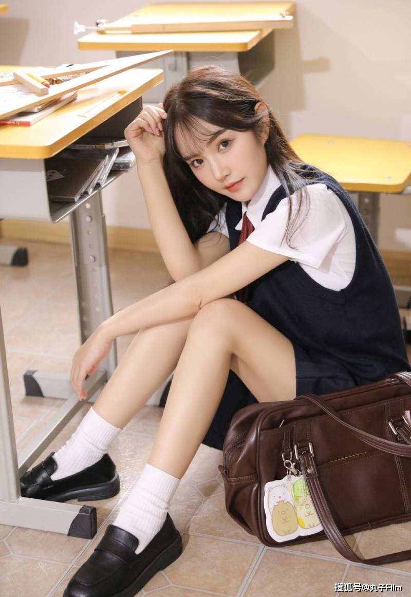 性感美女时尚写真校服少女清新可人精致脸蛋清纯甜美迷人