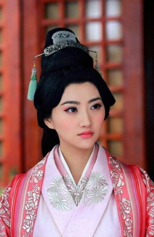 在《战国》之后又出演了《班淑传奇》的女一号,景甜的妆容开始有了