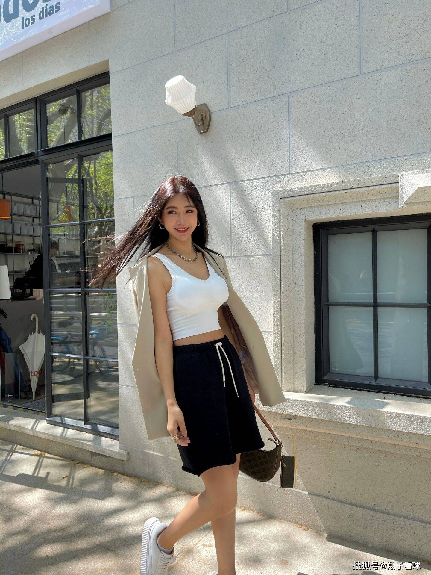 美女篮球名记周玲安晒照期待前往采访现场球迷还是别去了