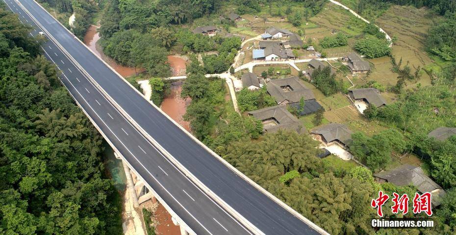 航拍穿越群山正在建设的峨眉汉源高速公路
