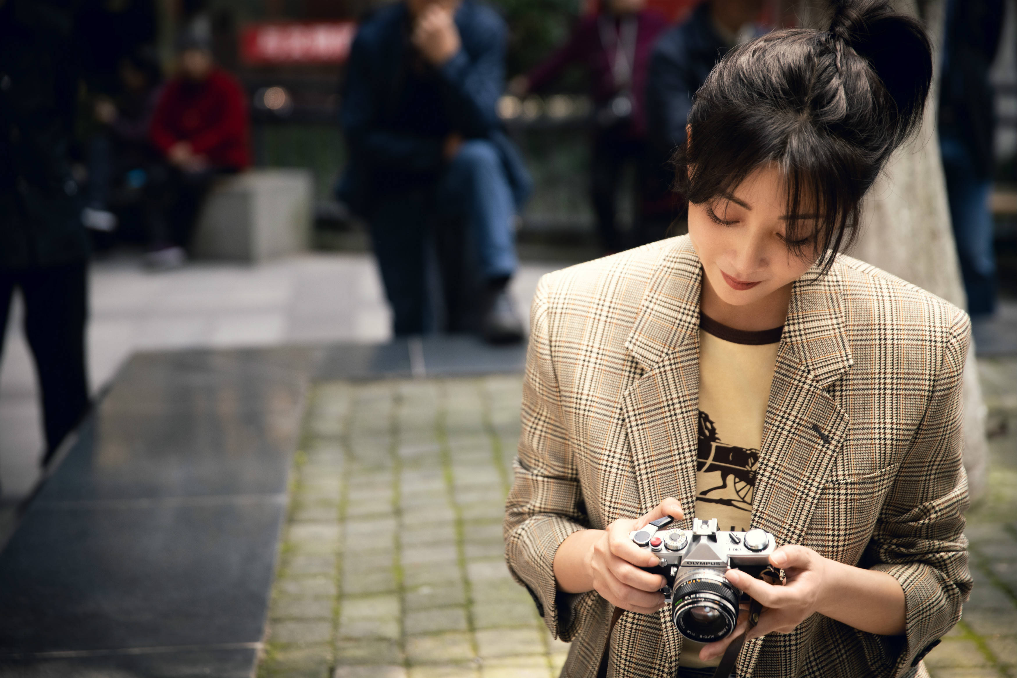 殷桃重庆街拍曝光驻足之时与重庆相拥