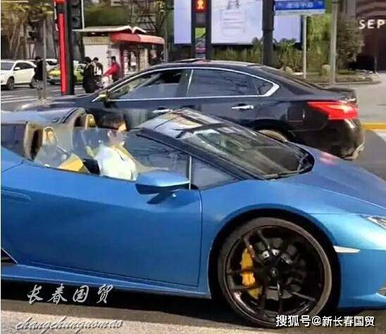 孙俪驾驶300万豪车高调出行 网友 真是气派又拉风 敞篷车 孙俪驾驶300万豪车高调出行 网友 真是气派又拉风 敞篷车