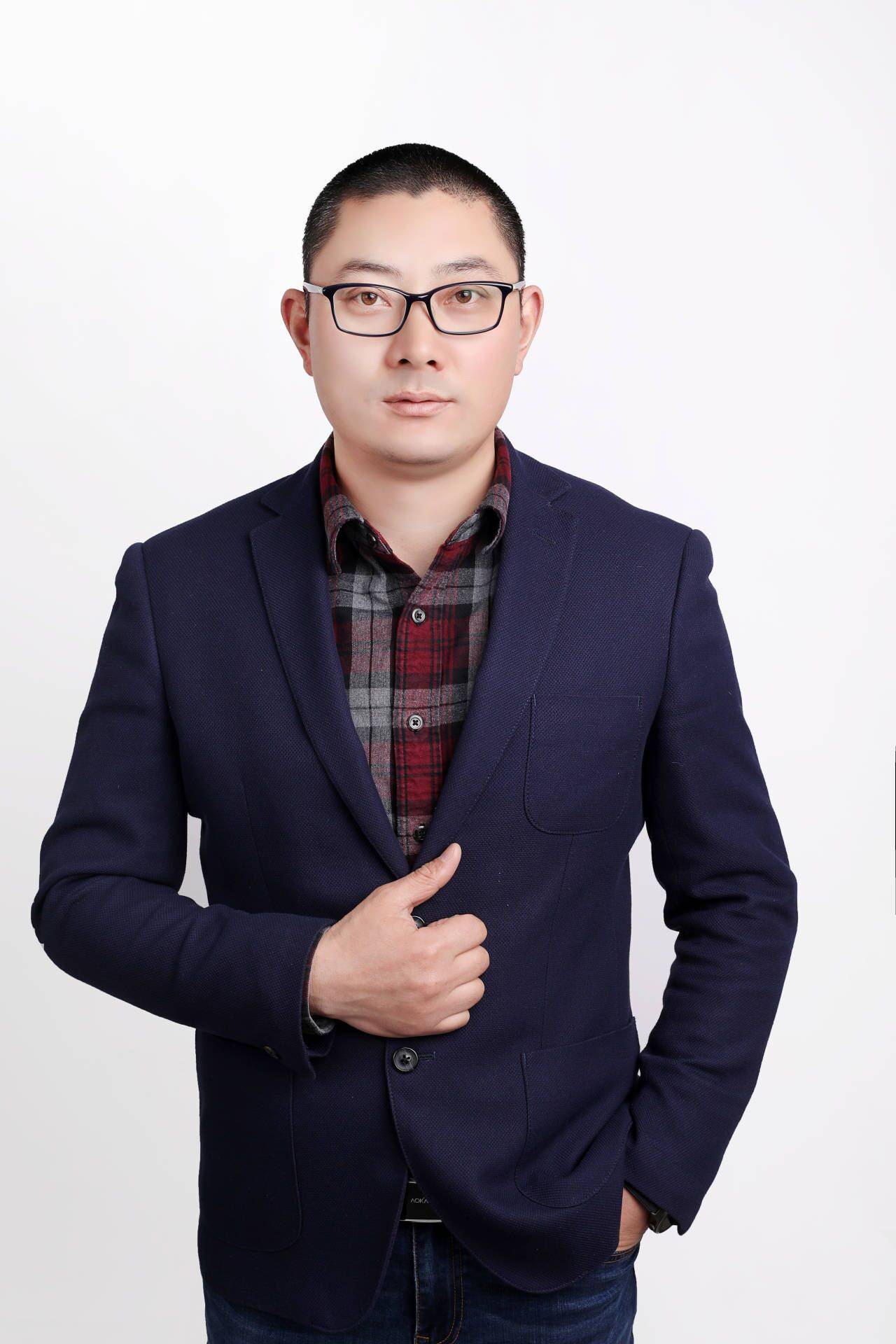 沙龙邀请到中国新零售产品研究院院长吴自胜先生担任主持嘉宾,由科尔